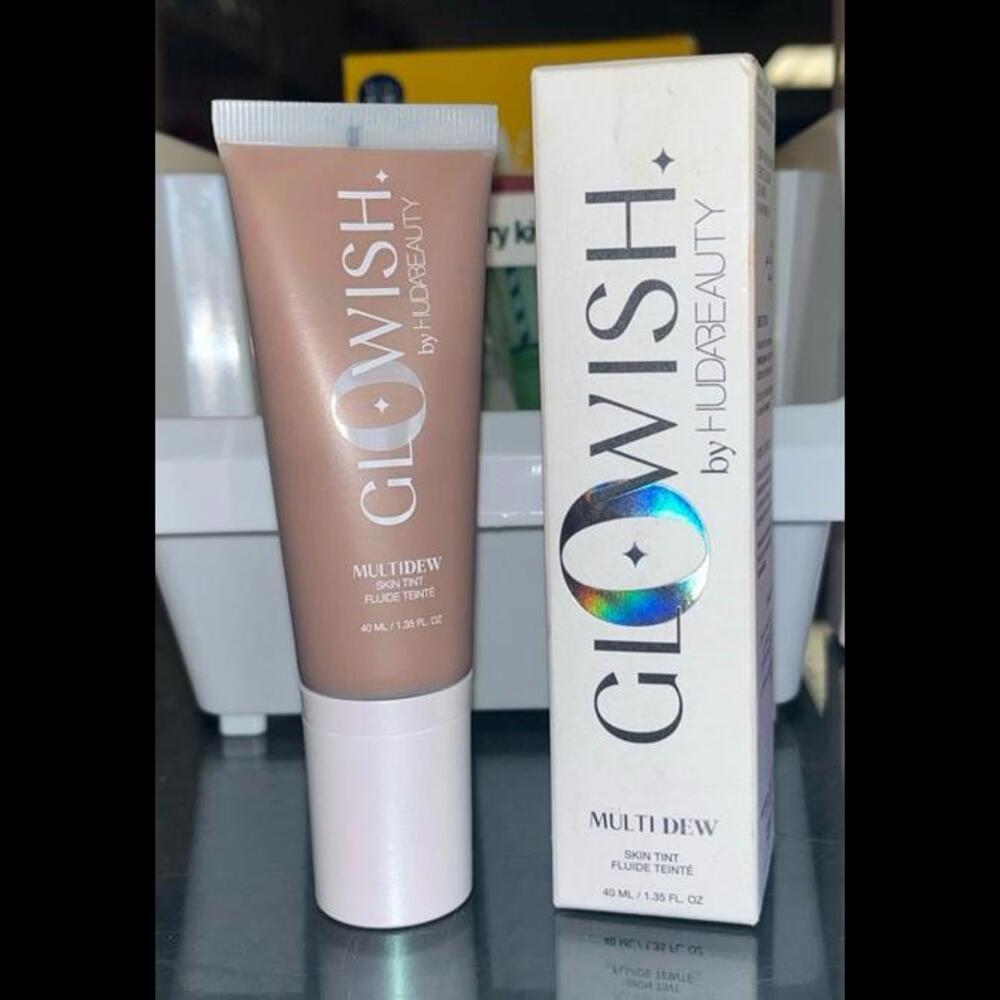 Huda Beauty glowish skin tint 10 deep tan